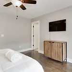 Couple Townhome Getaway Near East Nashville