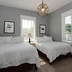 Private Backyard - Near Bicentennial Park Holiday home *