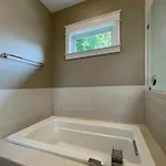 Holiday home Private Backyard - Near Bicentennial Park *