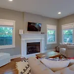 Perfect For Groups - Fenced-in Yard Pet Friendly *