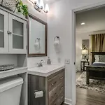 Holiday home Riverfront Minutes From Broadway *