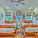 Beautiful Balcony Sleeps 12 4 Miles From Broadway Holiday home