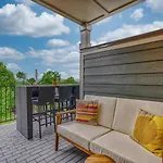 Holiday home Beautiful Balcony Sleeps 12 4 Miles From Broadway