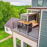 Beautiful Balcony Sleeps 12 4 Miles From Broadway