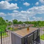 Beautiful Balcony Sleeps 12 4 Miles From Broadway Holiday home *