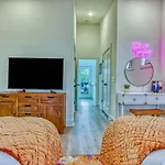 Beautiful Balcony Sleeps 12 4 Miles From Broadway Holiday home Nashville