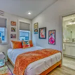 Beautiful Balcony Sleeps 12 4 Miles From Broadway Holiday home