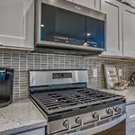 Beautiful Balcony Sleeps 12 4 Miles From Broadway