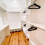 Glamorous 3 Bdr In East - Pet Friendly Holiday home