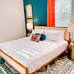 Holiday home Glamorous 3 Bdr In East - Pet Friendly