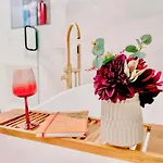 Glamorous 3 Bdr In East - Pet Friendly Holiday home *