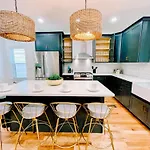 Glamorous 3 Bdr In East - Pet Friendly *