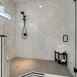 Sleek & Convenient East Holiday home *