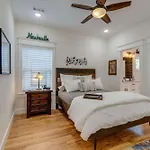 Holiday home Sleek & Convenient East *