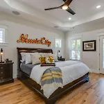 Sleek & Convenient East Holiday home *