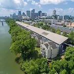 2 Bdr Riverfront Living In Downtown