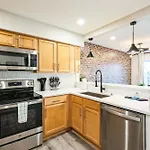 Holiday home 2 Bdr Riverfront Living In Downtown *