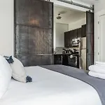 Chic And Modern West End Living Holiday home *