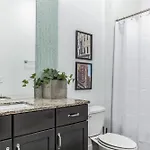Chic And Modern West End Living Holiday home
