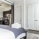 Chic And Modern West End Living Holiday home *