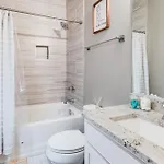 Pet-friendly Abode W/ Balcony In East Nashville! Holiday home *