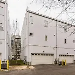 Trendy 3 Bdr For 8 Heart Of Nash Near 5 Points