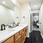 2 Bdr Riverfront Living In Downtown Holiday home Nashville