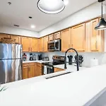 2 Bdr Riverfront Living In Downtown Holiday home *