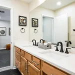 2 Bdr Riverfront Living In Downtown