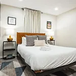 2 Bdr Riverfront Living In Downtown