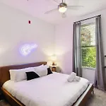 1 Bdr Loft Near The Parthenon