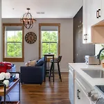 Charming Historic Loft Near Centennial Park Holiday home *