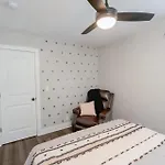 Centrally Located Cozy Pet Friendly *