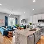 Holiday home Boho Townhome For 12 Close To Dt *