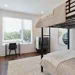 Modern Music Terrace Getaway Apartment *