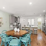 Comedy Coffee & Hot Chicken Mins To Broadway Holiday home *
