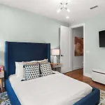 Comedy Coffee & Hot Chicken Mins To Broadway Holiday home