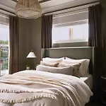 *new* East Luxe Townhouse, Sleeps 6 Holiday home *