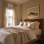 *new* East Luxe Townhouse, Sleeps 6