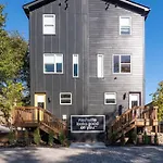The Dolly House 8br Sleeps 24 5min To Dt Holiday home Nashville