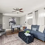Walkable Nations Retreat Rooftop & Near Broadway Holiday home