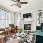 Holiday home Walkable Nations Retreat Rooftop & Near Broadway