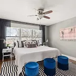 Holiday home Walkable Nations Retreat Rooftop & Near Broadway *