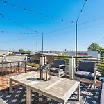 Holiday home Walkable Nations Retreat Rooftop & Near Broadway