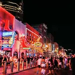 Dolly's Music Row Walkable Location Apartment