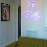 Holiday home Rooftop Lounge 2 Miles From Broadway *
