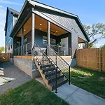 Rooftop Lounge 2 Miles From Broadway Holiday home *