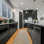 Rooftop Lounge 2 Miles From Broadway Holiday home