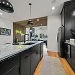 Rooftop Lounge 2 Miles From Broadway Holiday home *