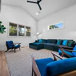 Holiday home Rooftop Lounge 2 Miles From Broadway *